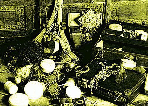 The14thDalaiLamagavetheseasgiftstotheUnitedStates1